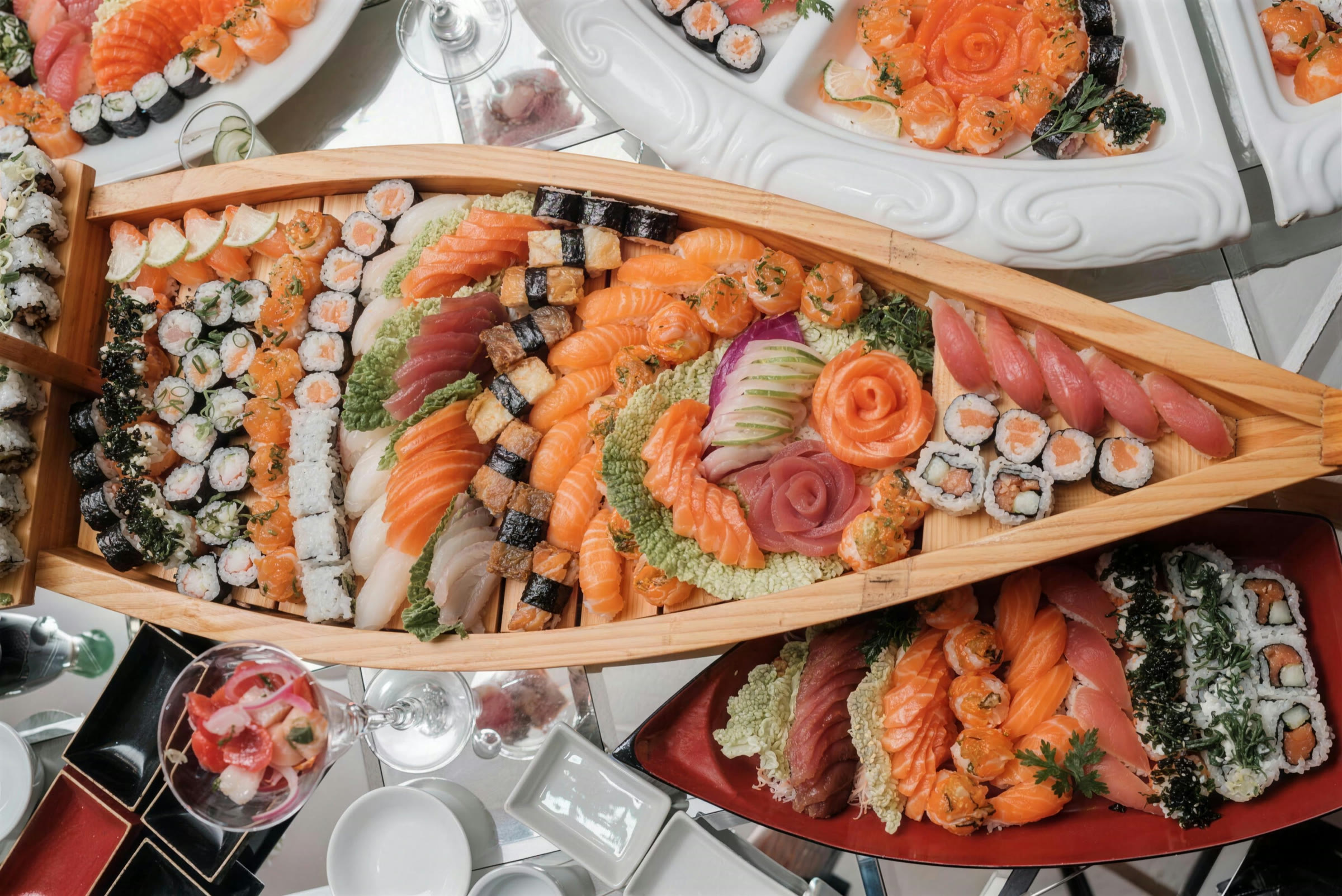 Barca de sushi servida em evento na Apogeo